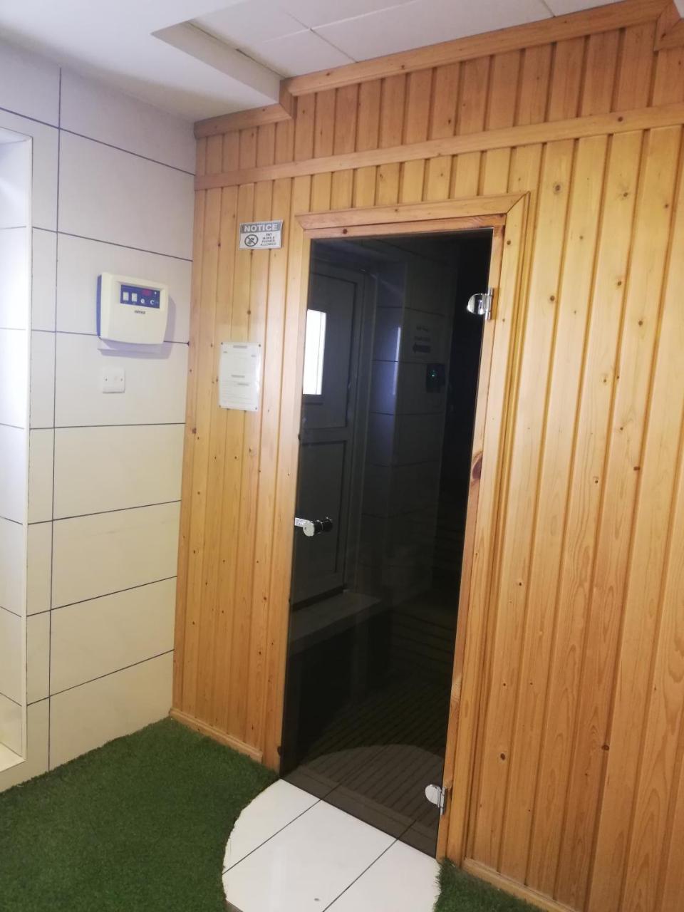 Boulevard City Suites Hotel Apartments Дубай Экстерьер фото
